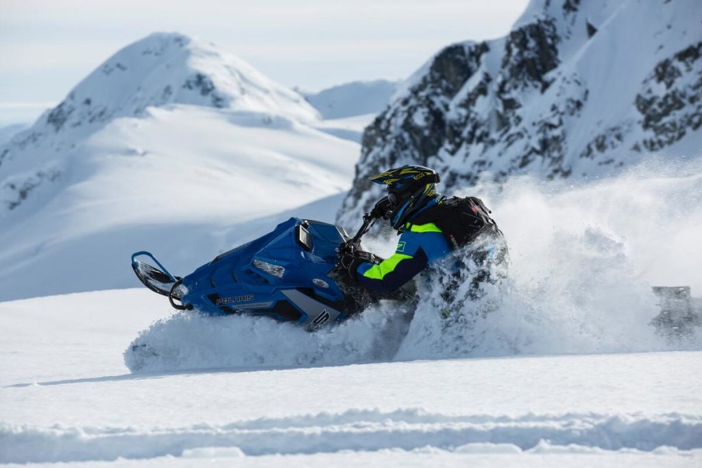 Viajar en moto de nieve a Gudauri es una buena opción para las personas a las que les gusta pasar el tiempo...