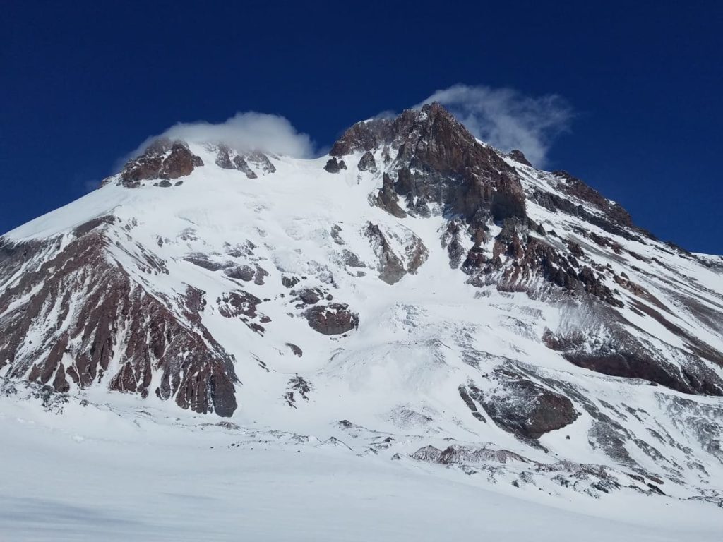 Kasbek ist einer der beliebtesten und schönsten Gletscher des Kaukasus, 5033 m über dem Meeresspiegel, an der Grenze zwischen Georgien...